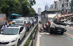 Xe tải chạy tốc độ cao tông hỏng cầu vượt Thái Hà