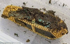 Phát hiện 100 vật báu thời Viking trị giá 60 tỷ VNĐ ngay trên cánh đồng