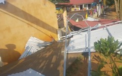 Hai mẹ con bị tường đổ đè khi vào nhà tắm, con 3 tuổi tử vong, mẹ bị thương