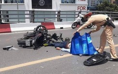 Tai nạn liên hoàn trên cầu vượt, 2 thanh niên nhập viện cấp cứu