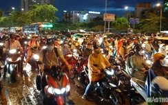 Người dân TP.HCM vật vã giữa đường sau cơn mưa lớn
