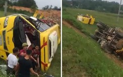 Đang lưu thông, xe tải chở đá nổ lốp đâm xe khách ngược chiều