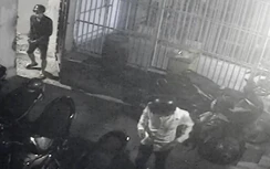 2 thanh niên đột nhập vào nhà trọ cao tầng, trộm 2 xe máy trong tích tắc