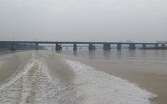 Nghi có bom nằm cách cầu Long Biên 800m, đóng một luồng tàu qua cầu