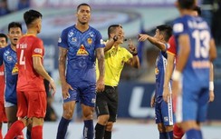 Chuyện lạ, HLV V-League lên án trọng tài dù 2 lần được "cứu"