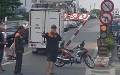 Thanh chắn hạn chế chiều cao cầu vượt Tây Sơn - Chùa Bộc tiếp tục bị húc đổ