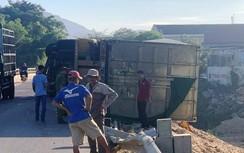 Xe đầu kéo bất ngờ lật ngửa, hàng chục tấn gỗ dăm đổ xuống sông