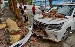 Video tai nạn giao thông ngày 19/6: Xế hộp Lexus đâm đổ tường trường học