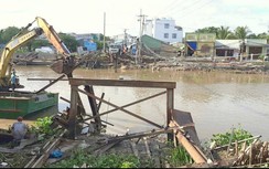 Phương tiện thủy bất chấp lệnh cấm vẫn qua khu vực cầu Rạch Cam