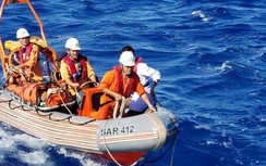 Vượt sóng cứu sống một thuyền viên bất tỉnh trên biển