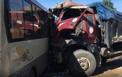 Xe khách đấu đầu xe tải trên QL7, "lùa" tiếp người đi xe đạp điện