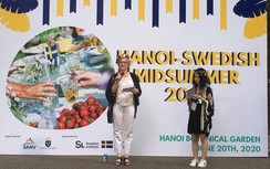 Kết hoa đội đầu, nhảy kiểu Thụy Điển giữa Bách Thảo xanh mát