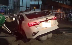 Sau tai nạn với xe máy, ô tô con lao thẳng Trung tâm hành chính Đà Nẵng