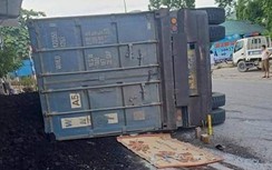 Xe đầu kéo vào cua gấp lật đè xe máy, 2 mẹ con tử vong thương tâm