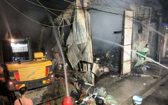 Hải Phòng: Cháy kho phế liệu, hàng xóm hoảng hốt tháo chạy trong đêm