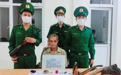 Cụ ông 70 tuổi bị bắt quả tang buôn ma túy, tàng trữ súng đạn