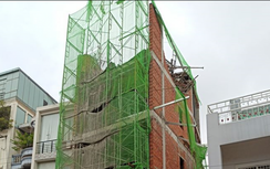 Gió giật làm giàn giáo đổ tại công trình đang thi công, người dân hú vía