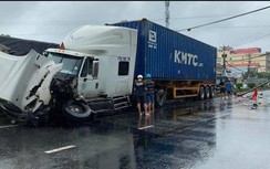 Video: Khoảnh khắc xe container cày nát dải phân cách, tông gục cột đèn