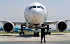 Mặt sân 60 độ C, nhân viên sân bay Nội Bài căng mình dưới nắng nóng kỷ lục