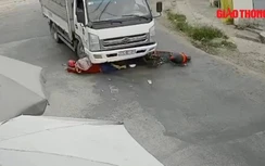 Video: Ngã vào gầm xe tải, cô gái may mắn thoát chết trong gang tấc