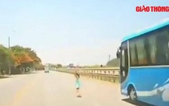 Video: Khoảnh khắc tài xế đánh lái xuất thần cứu bé gái băng qua đường