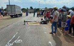 Xe máy va chạm xe tải, vợ chết, chồng trọng thương, tài xế bỏ trốn