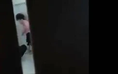 Xác minh clip bé gái nghi bị cha dượng xách cổ, đập đầu vào tường