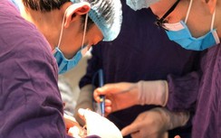 3 giờ đồng hồ "đánh vật" cắt khối u xơ tử cung khủng nặng 6kg