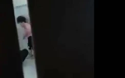 Tạm giữ thanh niên bạo hành, xách cổ, đập đầu bé gái vào tường