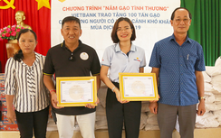 100 tấn gạo từ Vietbank được trao tặng đến các gia đình gặp khó khăn