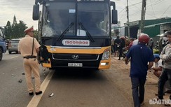 Ô tô khách cuốn người đàn ông đi xe máy vào gầm, tử vong tại chỗ