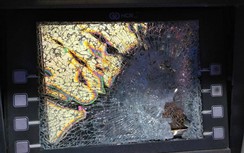 Bị nuốt thẻ, thanh niên vác búa đập cây ATM ở TP.HCM