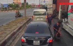 Video: Xe container chắn ngang ngã tư, 2 tài xế choảng nhau lúc sáng sớm