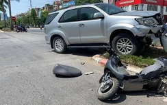 Ô tô của Ủy ban kiểm tra Tỉnh ủy Nghệ An đâm xe máy, 1 người nguy kịch