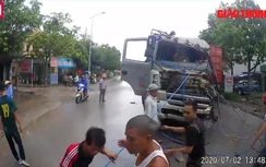 Video: Hiện trường xe ben đấu đầu xe container, tài xế đau đớn trong cabin