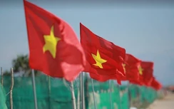 Cờ Tổ quốc nhuộm đỏ Lý Sơn trước ngày tranh tài Giải việt dã toàn quốc