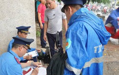 Thanh tra GTVT Hà Nội đội mưa xử lý xe hợp đồng “trá hình”