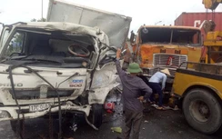 Video: Xe tải đấu đầu xe container ở ngã tư, tài xế tử vong thương tâm