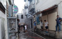 Cháy nhà 3 tầng ở TP.HCM, xuất hiện “người lạ” có hành động ngăn phóng viên