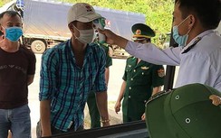 Chui trong hầm xe khách để trốn kiểm tra và cách ly y tế khi qua cửa khẩu
