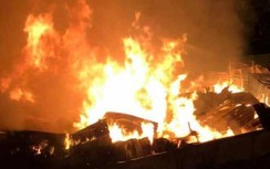 Xưởng gỗ sát chung cư ở Vũng Tàu cháy dữ dội giữa đêm, nhiều người mất ngủ