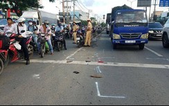 Dừng chờ đèn đỏ, xe máy va chạm với xe đầu kéo, 1 thanh niên nhập viện