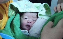 Trẻ sơ sinh còn nguyên dây rốn bị bỏ rơi trên ghế đá ở TP.HCM