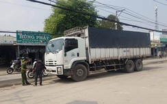 Tránh vũng nước thì va chạm với xe tải, 1 người bị cán tử vong