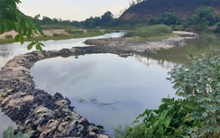 Hà Tĩnh: Doanh nghiệp ngang nhiên lấp sông, chặn dòng để... vận chuyển cát