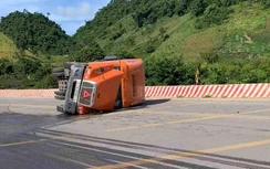 Video: Tài xế thoát tử khi ôm cua gấp, xe container lật nghiêng, bay thùng