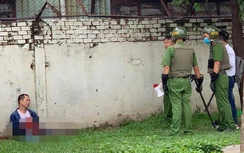 Video: Người đàn ông cầm dao tự đâm vào bụng mình