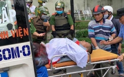 Người đàn ông cầm hung khí tự đâm vào bụng mình ở TP.HCM