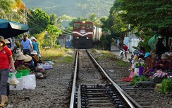 Đà Nẵng: Chợ tạm Kim Liên họp sát đường tàu, tai nạn rình rập