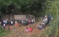 Nóng: Xe khách rơi xuống vực sâu, 5 người tử vong, hàng chục người cấp cứu